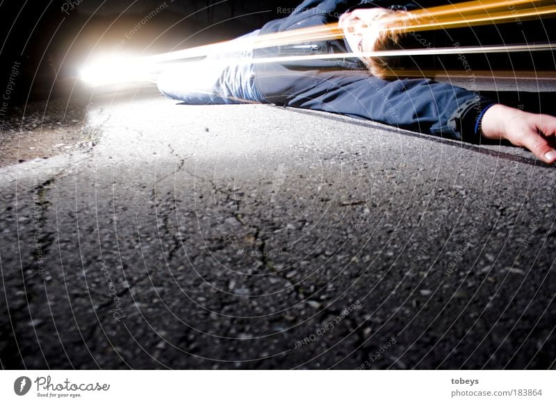 Hello, God? Beam me up! Verkehr Verkehrswege Straße Gefühle Trauer Tod gefährlich kalt Unfall Verkehrsunfall Kollision Notarzt Asphalt Erste Hilfe Sanitäter