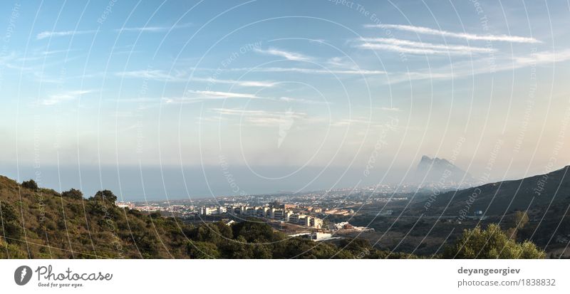 Blick von Gibraltar. Ferien & Urlaub & Reisen Tourismus Meer Berge u. Gebirge Natur Landschaft Himmel Felsen Küste Kleinstadt Stadt Fluggerät historisch