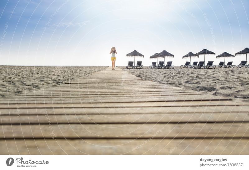 Frau mit Hut auf hölzerner Spur auf dem Strand Lifestyle Glück schön Erholung Freizeit & Hobby Ferien & Urlaub & Reisen Sommer Sonne Meer Mensch Mädchen