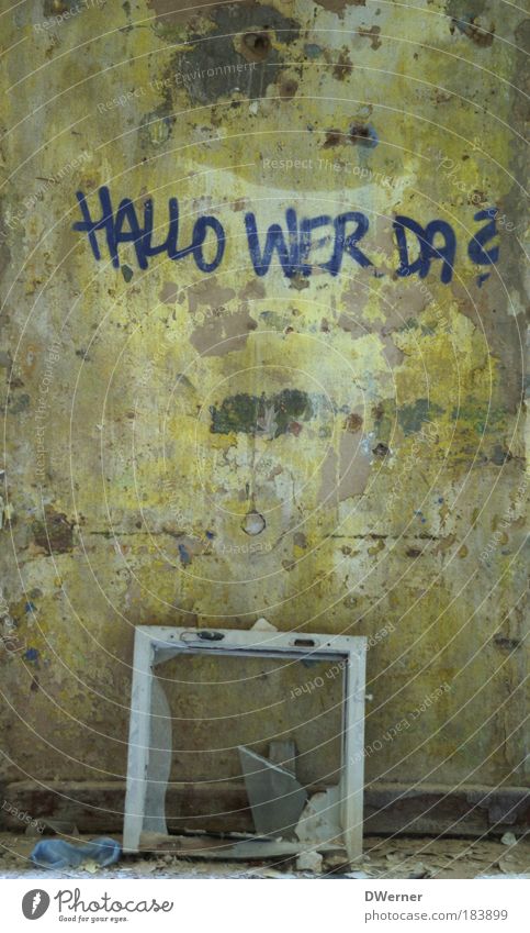 HALLO WER DA? Renovieren Umzug (Wohnungswechsel) einrichten Innenarchitektur Tapete Kunst Künstler Kunstwerk Ruine Mauer Wand Fenster Stein Glas Schriftzeichen