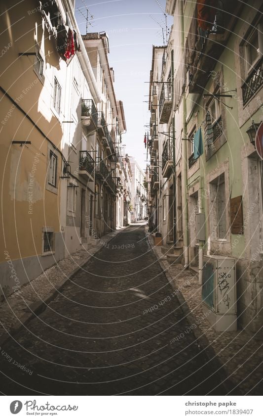 Seitengasse Mauer Wand alt historisch Gasse dreckig Lissabon Altstadt Farbfoto Gedeckte Farben Außenaufnahme Menschenleer Textfreiraum unten