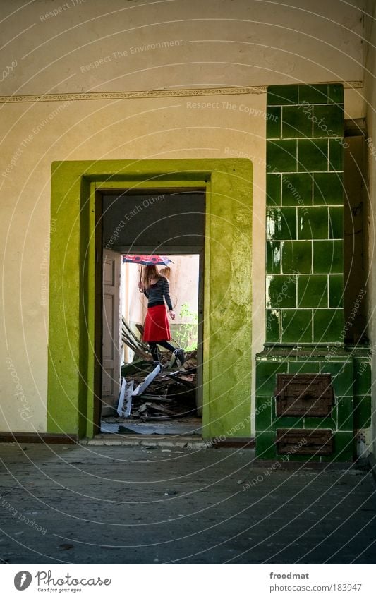 ol Farbfoto mehrfarbig Innenaufnahme Tag Ganzkörperaufnahme Rückansicht Blick nach vorn Wegsehen Mensch Haus Architektur Mauer Wand Kamin Tür beobachten träumen