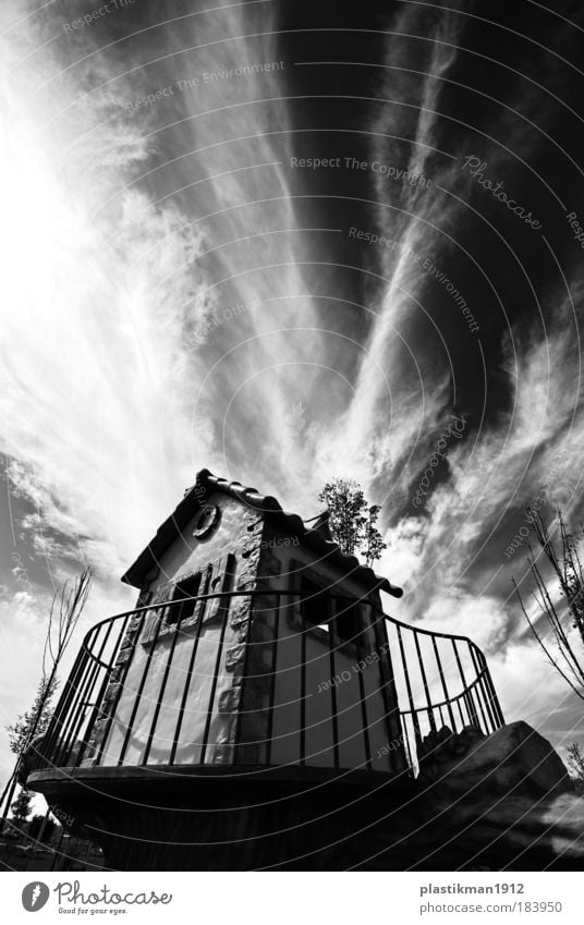 Etagenhaus Schwarzweißfoto Außenaufnahme Weitwinkel Himmel Wolken Haus Park Spielen Spielplatz Kinderspiel Kindheit Tag