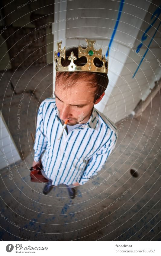 king vom prenzlauer berg Farbfoto mehrfarbig Innenaufnahme Tag Vogelperspektive Blick nach vorn Mensch maskulin Junger Mann Jugendliche Kopf Accessoire Schmuck