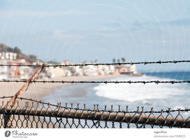 eingezäunt Farbfoto Außenaufnahme Menschenleer Textfreiraum oben Tag Starke Tiefenschärfe Zentralperspektive Strand Meer Wellen Traumhaus Sand Wasser Malibu