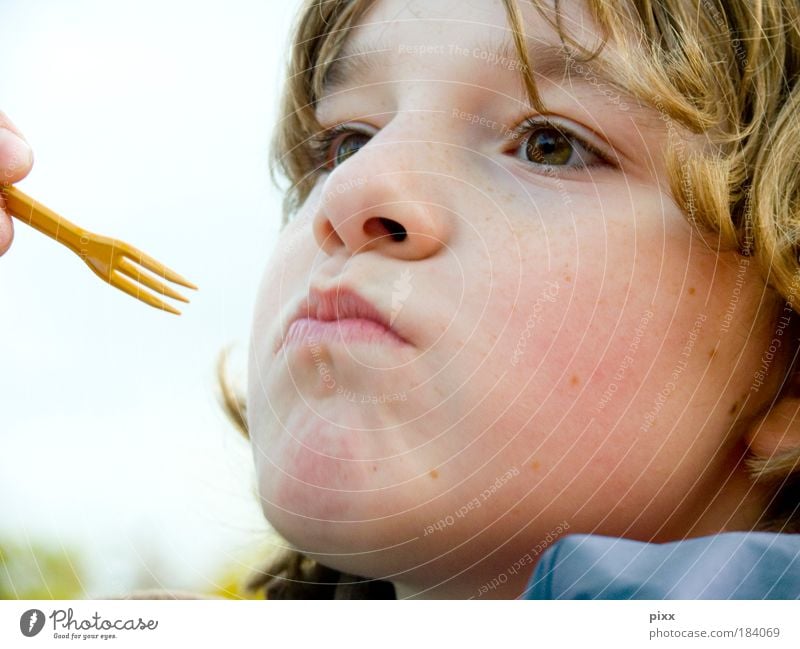 PommesTage Farbfoto Außenaufnahme Wegsehen Essen Kind Schulkind Mensch Junge Kopf 1 blond Locken Appetit & Hunger Porträt Kindergesicht Anschnitt Halbprofil