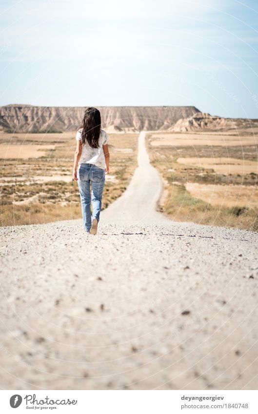 Frau, die auf Schotterweg geht. Erholung Berge u. Gebirge wandern Erwachsene Natur Landschaft Erde Himmel Park Hügel Felsen Straße Jeanshose blau rot Film