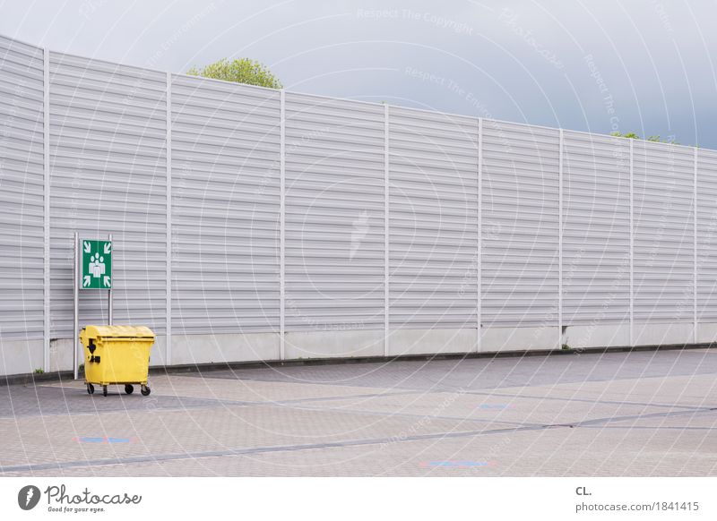 sammelplatz Himmel Wolken Baum Mauer Wand Müll Müllbehälter Zeichen Schilder & Markierungen Hinweisschild Warnschild trist gelb Sammelstelle Barriere Farbfoto