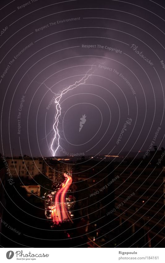 Gewitter Farbfoto Außenaufnahme Menschenleer Nacht Lichterscheinung Langzeitbelichtung Bewegungsunschärfe Weitwinkel Urelemente Wassertropfen Himmel