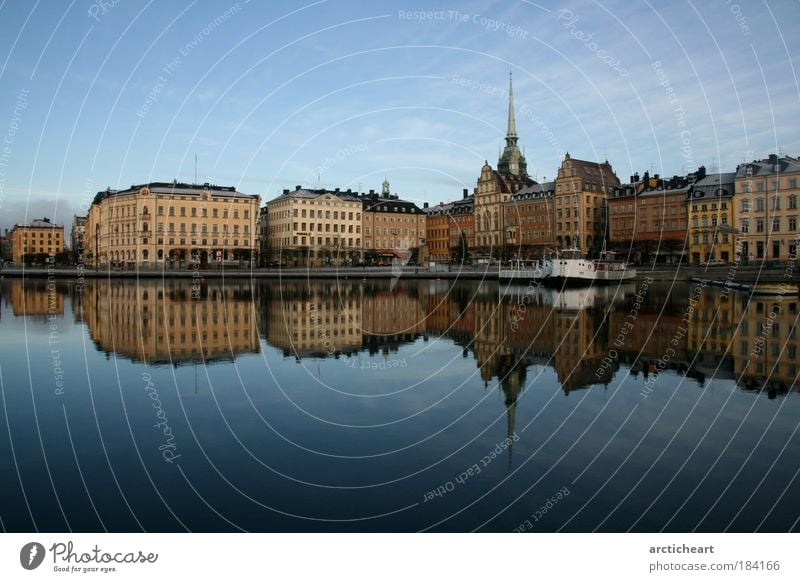 slussen behind me Farbfoto Außenaufnahme Tag Reflexion & Spiegelung Zentralperspektive Stockholm Stadt Hauptstadt Stadtzentrum Altstadt Haus Kirche Turm