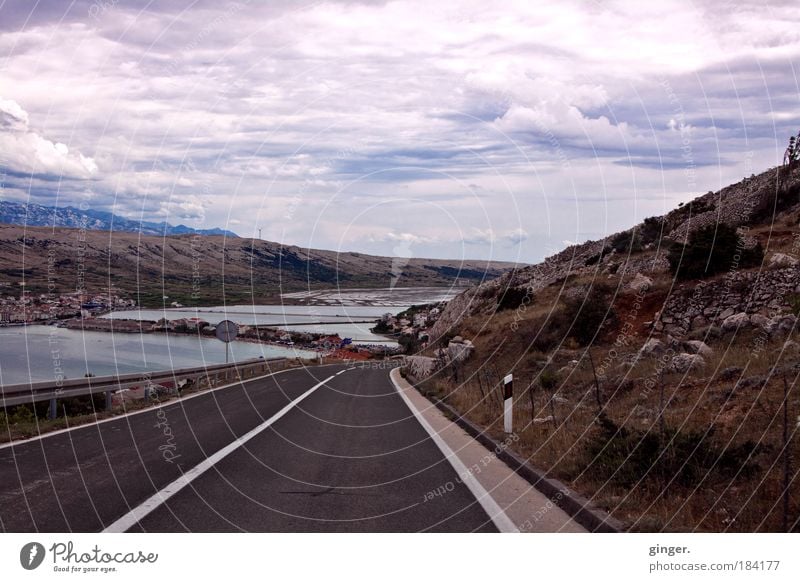 Land und Straße mit ein bisschen Meer Landschaft Himmel Wolken Sträucher Felsen Küste Bucht Insel Verkehrswege Straßenverkehr blau braun Menschenleer Geröll