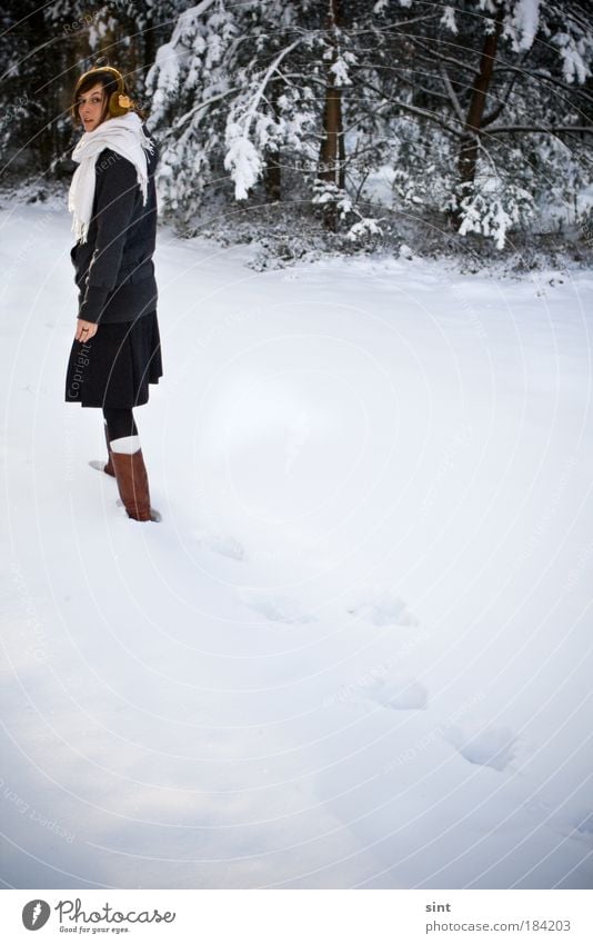 weit draussen Farbfoto Außenaufnahme Textfreiraum rechts Textfreiraum unten Tag Sonnenlicht Totale Blick in die Kamera Winter Schnee Winterurlaub wandern Mensch