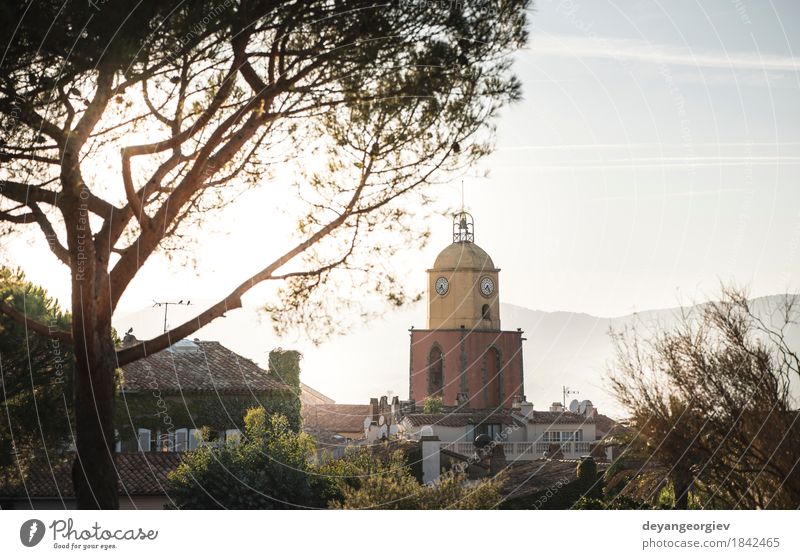 Saint-Tropez der Uhrenturm Ferien & Urlaub & Reisen Tourismus Sommer Meer Haus Himmel Küste Dorf Stadt Kirche Hafen Gebäude Architektur Jacht reich blau tropez