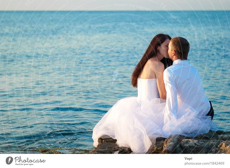 Schöne Hochzeitspaare am Strand Lifestyle elegant schön Sommer Meer Insel Wellen Valentinstag Mensch Junge Frau Jugendliche Junger Mann Erwachsene