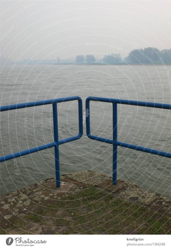 Duisburg Farbfoto Gedeckte Farben Außenaufnahme Menschenleer Textfreiraum oben Morgen Landschaft Wasser Wetter schlechtes Wetter Nebel Flussufer Rhein kalt blau