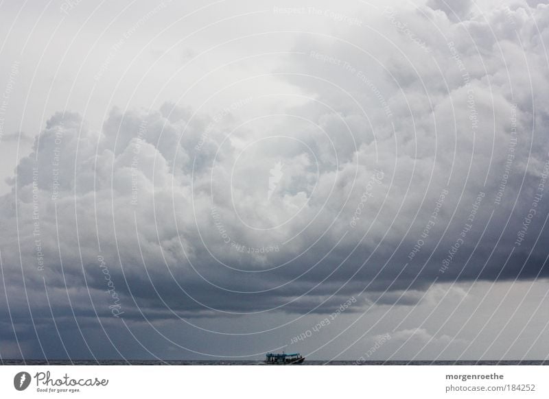 auf dem indischen ozean Farbfoto Außenaufnahme Textfreiraum oben Textfreiraum Mitte Tag Kontrast Starke Tiefenschärfe Wolken Sommer schlechtes Wetter Wellen