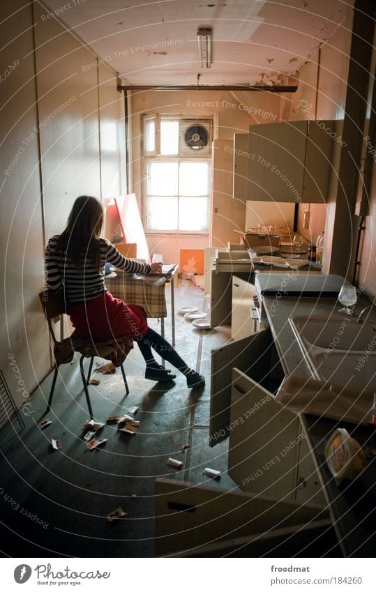 kitchenstories Farbfoto Gedeckte Farben Innenaufnahme Tag Sonnenlicht Gegenlicht Ganzkörperaufnahme Rückansicht Blick nach vorn Mensch feminin Junge Frau