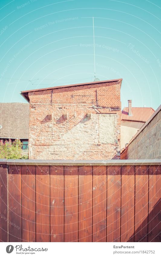 Hinterhof Himmel Wolkenloser Himmel Kleinstadt Stadt Haus Tor Bauwerk Gebäude Architektur Mauer Wand Fassade Tür Dach Schornstein Antenne Stein Beton Holz