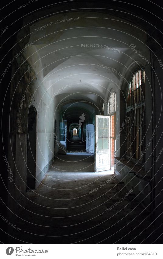 Heilstätten Farbfoto Innenaufnahme Licht Schatten Zentralperspektive Innenarchitektur Haus Tunnel Architektur Fenster Tür Stein Beton dreckig dunkel authentisch