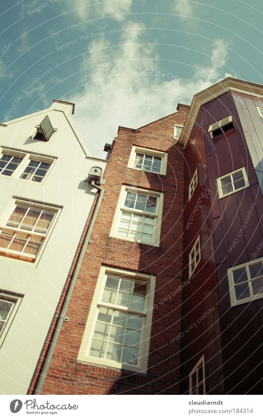 Lean on me! Farbfoto Außenaufnahme Menschenleer Textfreiraum oben Tag Froschperspektive Weitwinkel Amsterdam Niederlande Europa Stadt Altstadt Haus Bauwerk