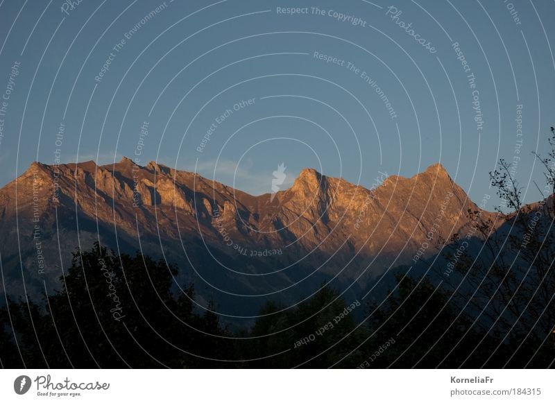 Alpenglühen Farbfoto Außenaufnahme Textfreiraum oben Textfreiraum unten Abend Licht Schatten Kontrast Silhouette Sonnenaufgang Sonnenuntergang