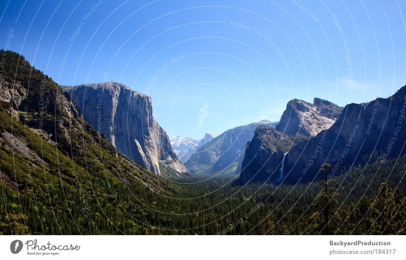 Übersicht über das Yosemite-Tal an einem klarblauen, sonnigen Tag Farbfoto Außenaufnahme Menschenleer Morgen Kontrast Sonnenaufgang Sonnenuntergang Gegenlicht