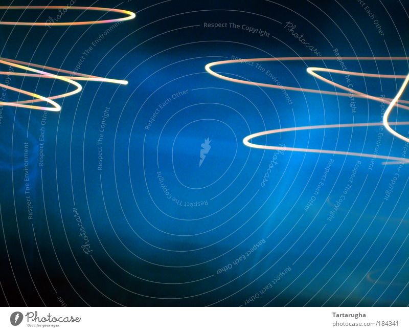 Lichtspiel in Blau Farbfoto Experiment Menschenleer Textfreiraum links Textfreiraum rechts Textfreiraum unten Textfreiraum Mitte Hintergrund neutral Kunstlicht