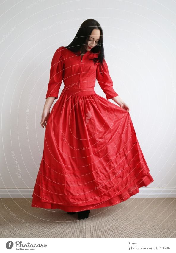 . Raum feminin 1 Mensch Kleid schwarzhaarig langhaarig beobachten Lächeln Blick stehen ästhetisch elegant Freundlichkeit schön rot Zufriedenheit Lebensfreude