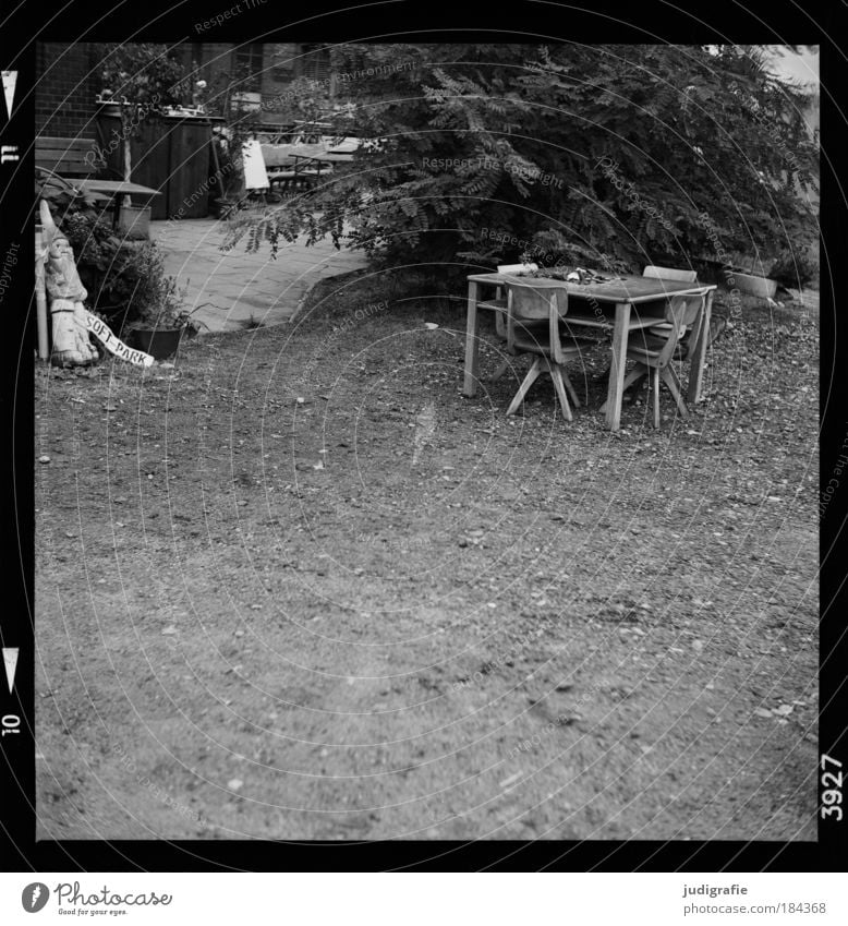 Hamburg Schwarzweißfoto Außenaufnahme Tag Häusliches Leben Garten Dekoration & Verzierung Möbel Stuhl Tisch Erde Baum Sträucher Menschenleer Gartenzwerge