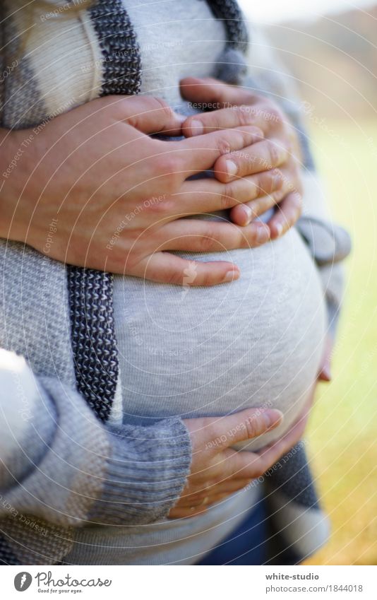 Coming Soon... Mensch maskulin feminin Frau Erwachsene Mann Familie & Verwandtschaft Hand Bauch Zeichen Liebe Fröhlichkeit Gesundheit kuschlig Glück