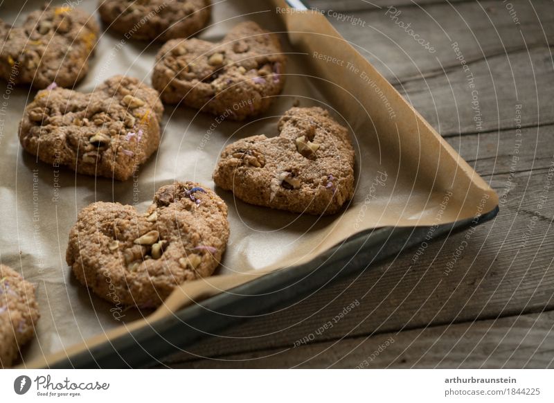 Gebackene Kekse mit Blumen in Herzform Lebensmittel Teigwaren Backwaren Brot Brötchen Süßwaren Ernährung Bioprodukte Vegetarische Ernährung Slowfood Nuss