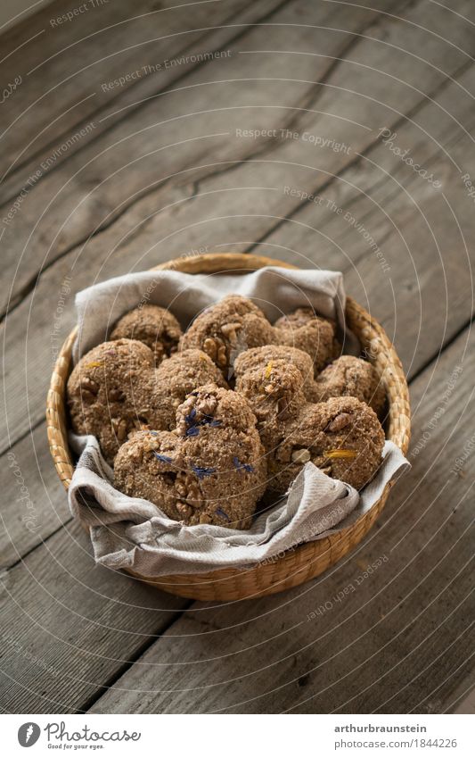 Gebackene Herzkekse mit Blumen im Korb Lebensmittel Teigwaren Backwaren Brot Brötchen Süßwaren Kräuter & Gewürze Keks Blüte Ernährung Kaffeetrinken Bioprodukte