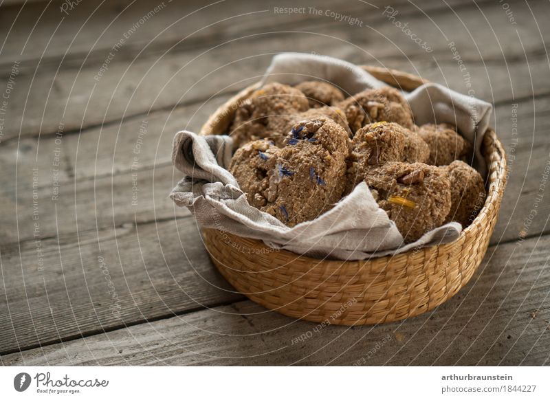 Gebackene Blüten Nuss Herzen im Korb Lebensmittel Teigwaren Backwaren Brötchen Dessert Süßwaren Ernährung Kaffeetrinken Bioprodukte Vegetarische Ernährung