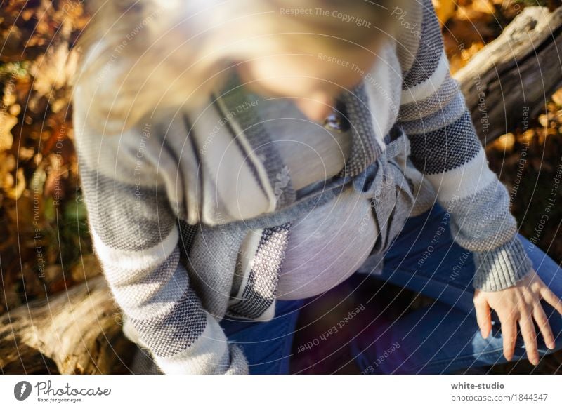 Waiting feminin Baby Freude Glück Zufriedenheit Lebensfreude schwanger Kinderwunsch Babybauch Bauch Vorfreude Eltern Elternteil mit Kind Mutter Mutterliebe