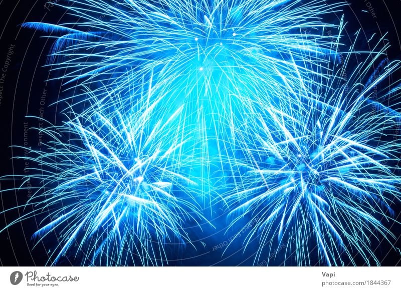 Blaues buntes Feuerwerk Freude Freiheit Nachtleben Entertainment Party Veranstaltung Feste & Feiern Weihnachten & Advent Silvester u. Neujahr Kunst Himmel