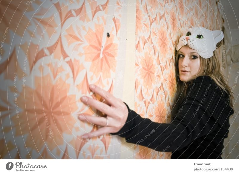 papergirl Farbfoto Gedeckte Farben Innenaufnahme Tag Licht Weitwinkel Oberkörper Vorderansicht Blick in die Kamera Tapete Mensch feminin Maske Tier Haustier