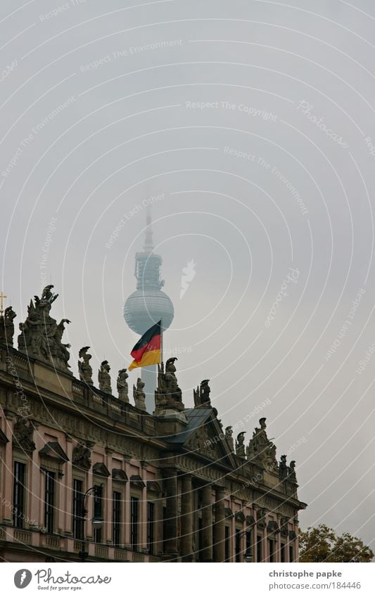 Hier kommt (der) Alex Fernsehen schlechtes Wetter Nebel Regen Eis Frost Berlin Stadt Hauptstadt Stadtzentrum Turm Bauwerk Gebäude Architektur Fassade