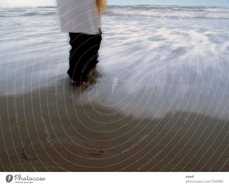 Strandwelle Farbfoto Außenaufnahme Hintergrund neutral Abend Bewegungsunschärfe Lifestyle Handarbeit Ferien & Urlaub & Reisen Insel Wind Wasser Denken fallen