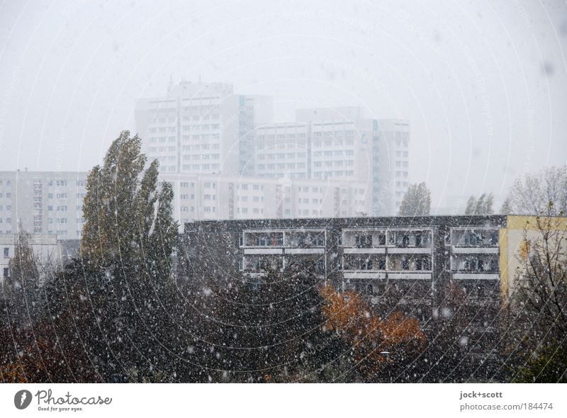 flockig Trübsal blasen Himmel Winter schlechtes Wetter Eis Frost Schneefall Marzahn Architektur Plattenbau Stadthaus Wohnhochhaus Fassade fallen dunkel modern