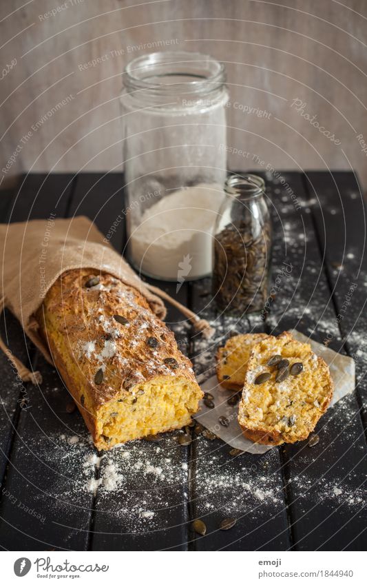 Kürbisbrot Lebensmittel Teigwaren Backwaren Brot kürbisbrot kürbiskernen Ernährung Büffet Brunch Bioprodukte Slowfood lecker gelb Farbfoto Innenaufnahme