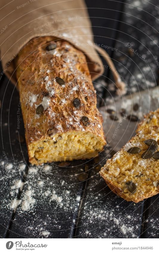 Kürbisbrot Lebensmittel Teigwaren Backwaren Brot Ernährung Frühstück Slowfood frisch lecker gelb kürbisbrot Kürbiskern Farbfoto Innenaufnahme Studioaufnahme