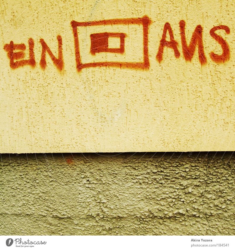 EIN AUS Farbfoto Außenaufnahme Nahaufnahme Detailaufnahme Menschenleer Textfreiraum unten Hintergrund neutral Tag Zentralperspektive Kunst Kunstwerk Graffiti