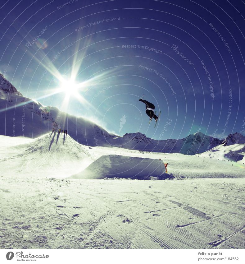 steezin Sport Erfolg Skifahren Skipiste Halfpipe Mensch maskulin Junger Mann Jugendliche 1 Umwelt Natur Landschaft Himmel Sonne Winter Schönes Wetter Felsen