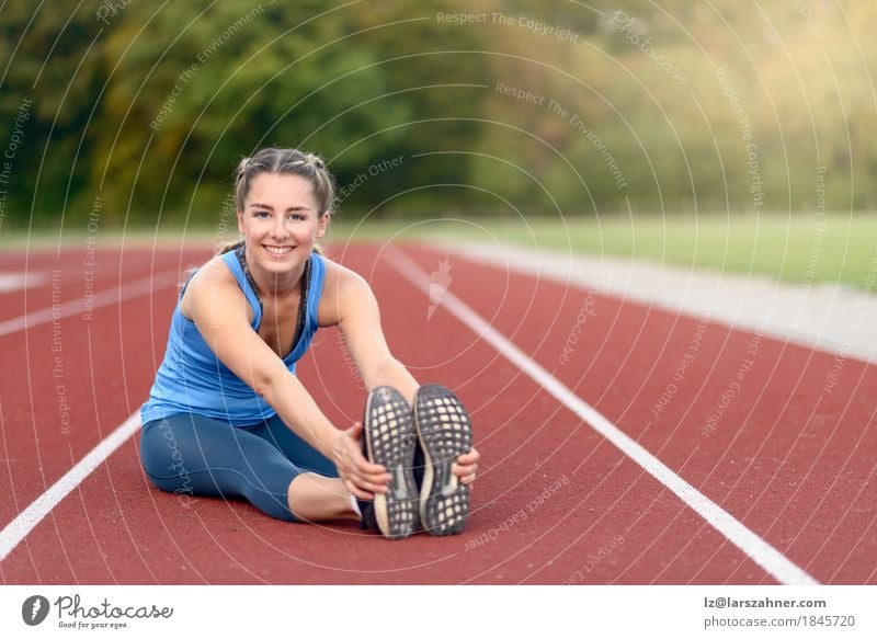 Geeignete junge Frau, die Übungen ausdehnend tut Lifestyle Glück schön Gesicht Sommer Sport Erwachsene 1 Mensch 18-30 Jahre Jugendliche blond Fitness Lächeln