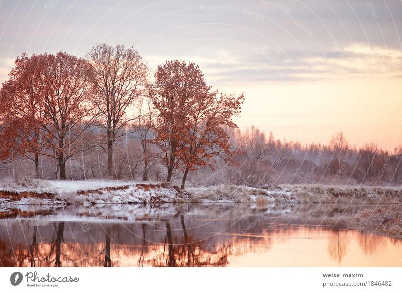 Bewölkte Herbstdämmerung. Erster Schnee am Herbstfluss Ferien & Urlaub & Reisen Tourismus Ausflug Ferne Freiheit Winter Umwelt Natur Landschaft Pflanze Himmel