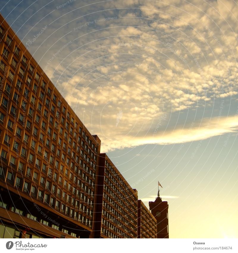 Rotes Rathaus Farbfoto Außenaufnahme Menschenleer Textfreiraum rechts Textfreiraum oben Abend Dämmerung Sonnenlicht Berlin-Mitte Stadt Hauptstadt Haus Hochhaus