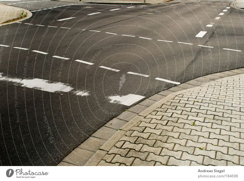 Wie gehts weiter? Farbfoto Gedeckte Farben Außenaufnahme Detailaufnahme Menschenleer Tag Licht Schatten Leben Verkehr Verkehrswege Straße Straßenkreuzung