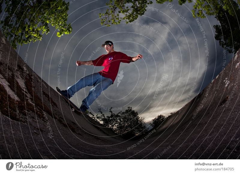 Skyramp Farbfoto Dämmerung Fischauge Sport Sportler Skateboard Halfpipe maskulin 18-30 Jahre Jugendliche Erwachsene Bewegung Skateboarding Aktion