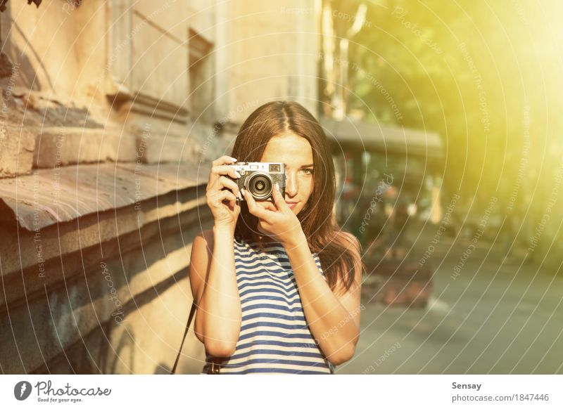 Hübsches Mädchen, das Foto auf der Straße macht Freude Glück schön Gesicht Ferien & Urlaub & Reisen Sommer Sonne Fotokamera Mensch Frau Erwachsene Hand Herbst