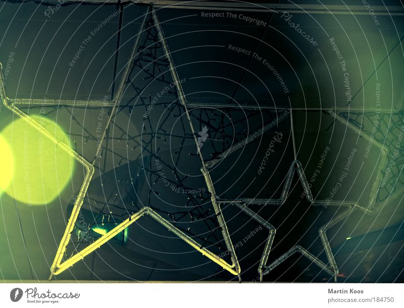 star(t) Dekoration & Verzierung blau gelb grün Stern (Symbol) Lichterkette Lichteinfall Beleuchtung glänzend hängend netzartig dunkel hell verschönern Schmuck
